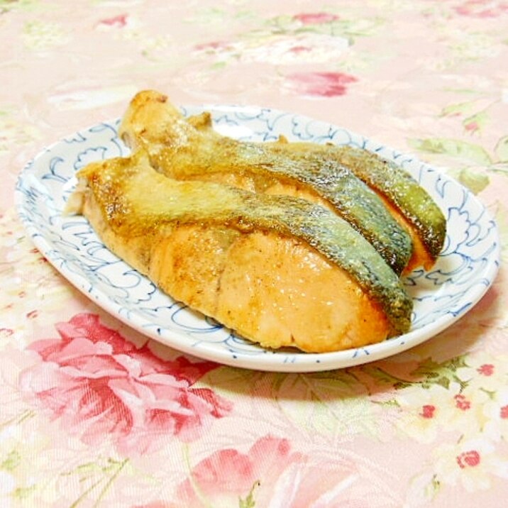 ほんわりカレー味❤にんにく効かせた鮭のムニエル❤